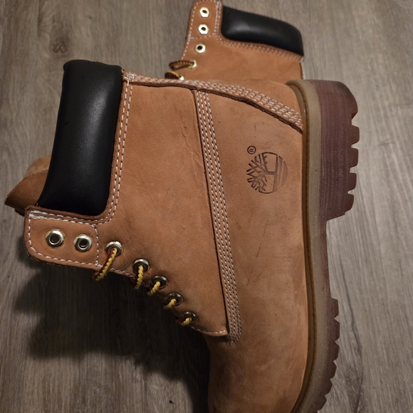 Timberland Brown Leather Boots with Black Collar - Picture 1 of 4
